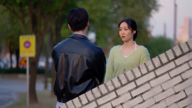 야외에서 다투는 커플