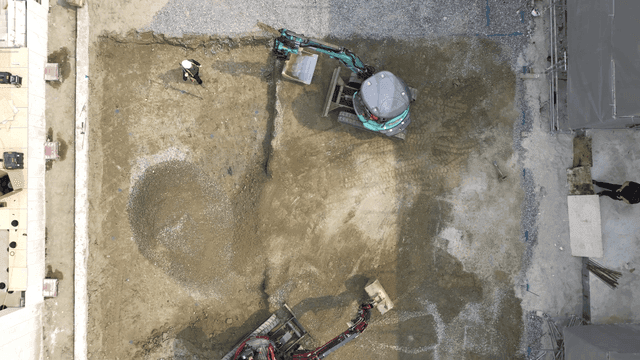 작업 중인 굴착기가 있는 건설 현장