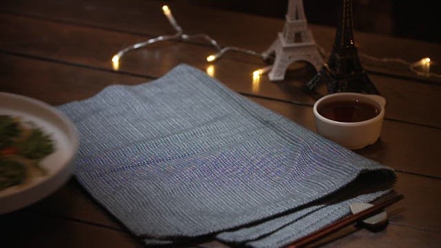 아늑하고 어두운 테이블 위로 서빙되는 갓 구운 미나리전