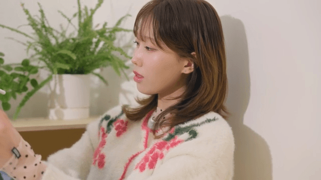 아늑한 방에서 태블릿을 사용하는 여성