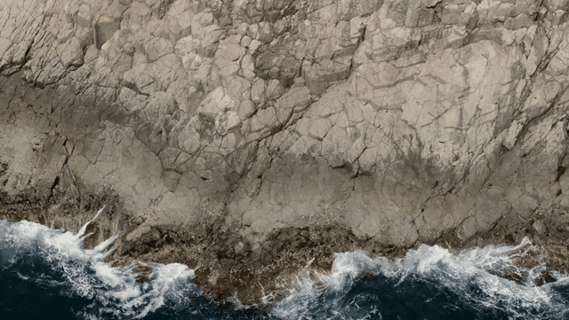 파도가 바위 절벽에 부딪히는 모습