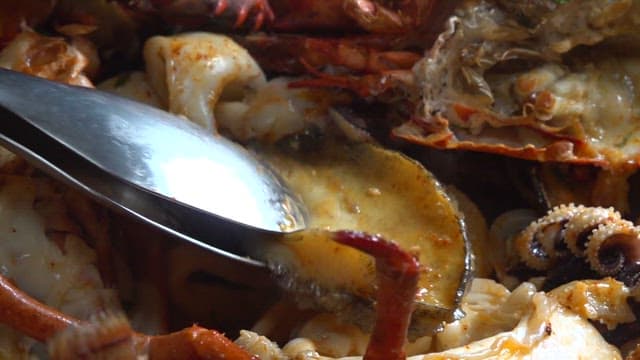 다양한 해산물 중 전복