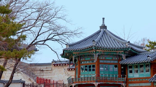 전통 한국 건물 근처에 있는 커플