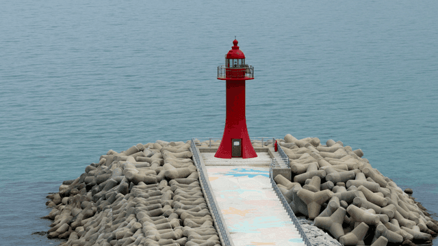 바다 방파제 위의 빨간 등대
