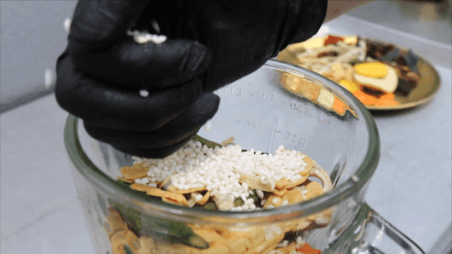 유리 그릇에 부어지는 여러 재료들