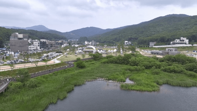 산과 호수가 있는 경치 좋은 공원
