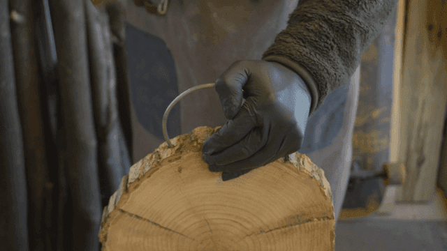 목재에 손잡이를 망치로 두드리는 장인