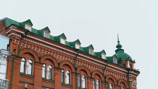 고대 유럽 양식으로 지어진 건물의 녹색 지붕