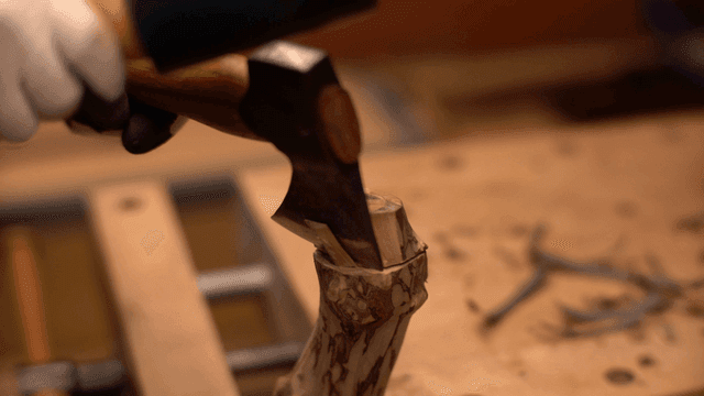 작업장에서 도끼로 나무 조각하기
