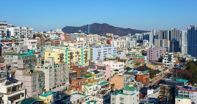 낮부터 밤까지 건물이 밀집한 동네의 풍경