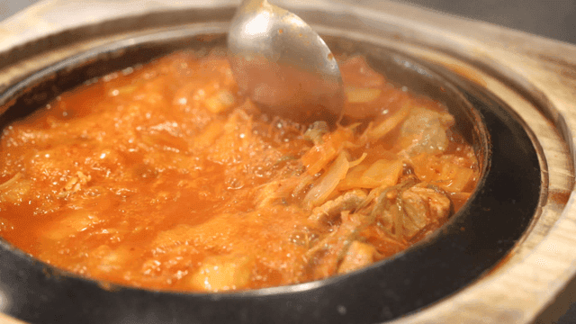 국자로 저어주는 뜨거운 김치찌개