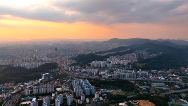 해질녘의 광활한 도시 풍경과 먼 산들