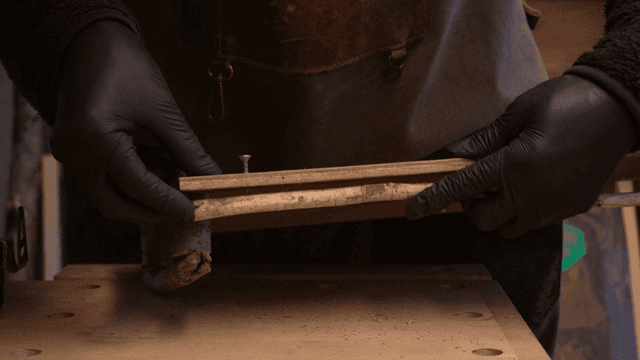 실내에서 나무 가구를 조립하는 사람