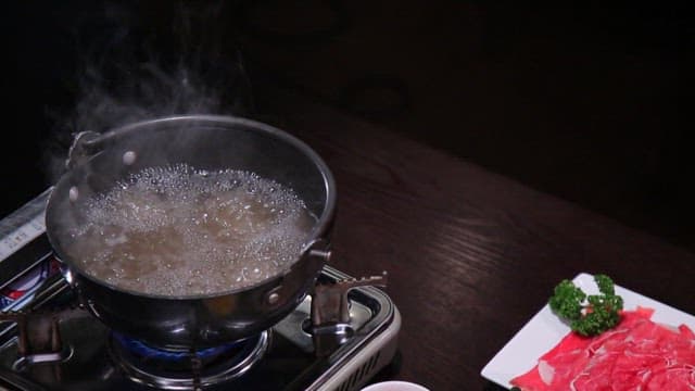 테이블 위 소고기 샤부샤부 재료