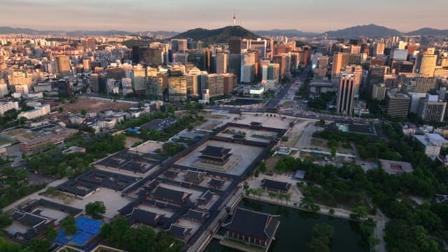 전통 궁궐이 있는 활기찬 도시 풍경