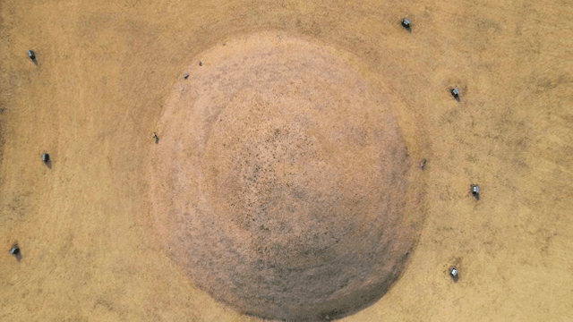 넓은 들판의 고대 무덤