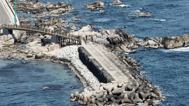 다리와 맑은 바다가 있는 바위 해안