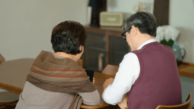 실내에서 영상통화를 하는 노부부