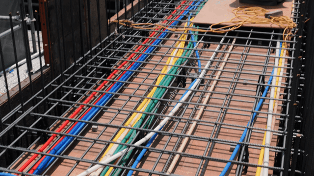 건설 현장에 놓인 다양한 색상의 케이블