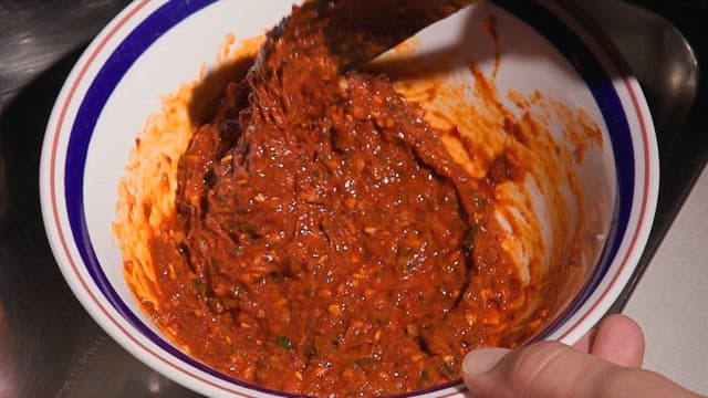 그릇에서 섞어지는 갈치속젓으로 만든 소스