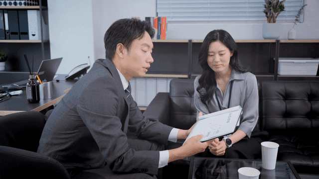 집중적인 토론이 있는 사무실 회의