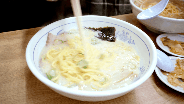 토핑이 있는 라멘 한 그릇