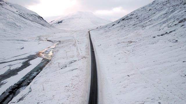 차가 있는 눈 덮인 산길