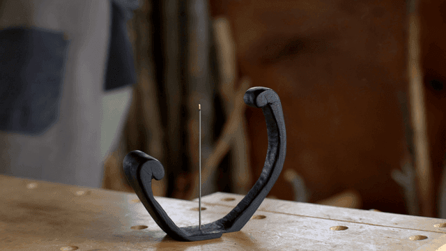 나무 작업대 위에서 향을 피우는 모습