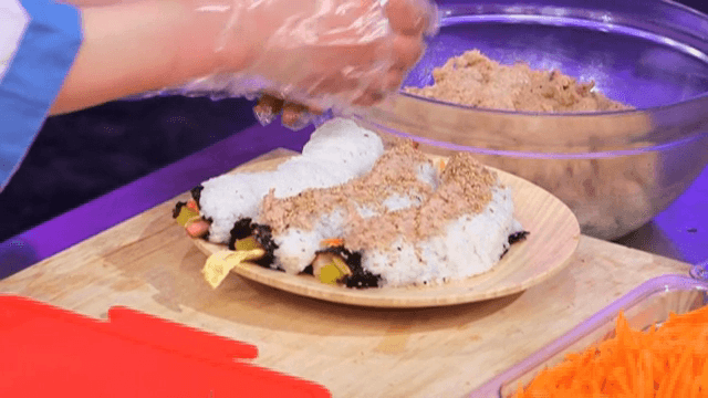 김밥 위에 참치 올리기