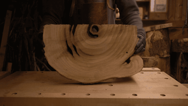 목공 작업장에서 나무 판을 다루는 장인