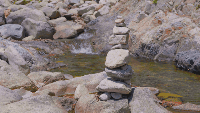 흐르는 강가의 쌓인 돌탑