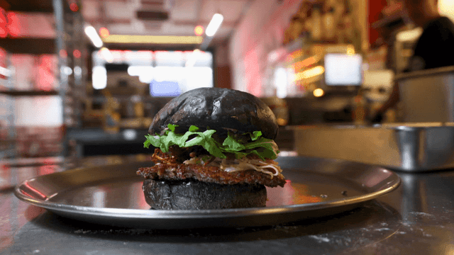 주방에서 준비되는 검은색 버거