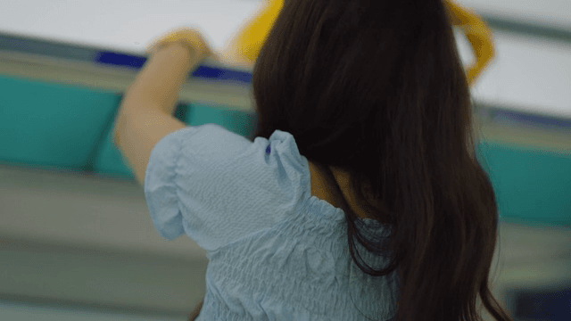 기차에서 가방을 챙기는 여성