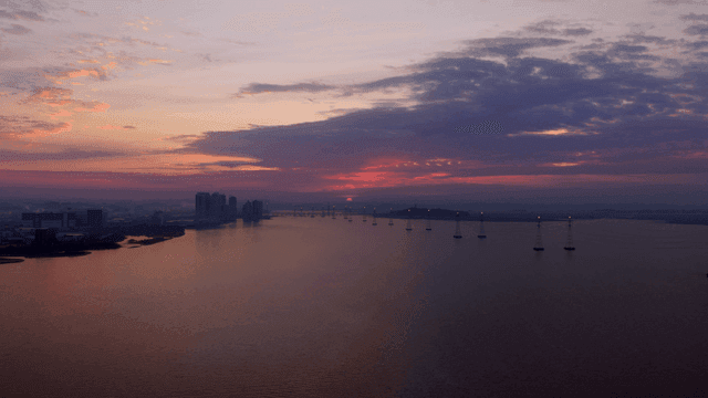 부드러운 빛 아래 고요하고 잔잔한 저녁 바다