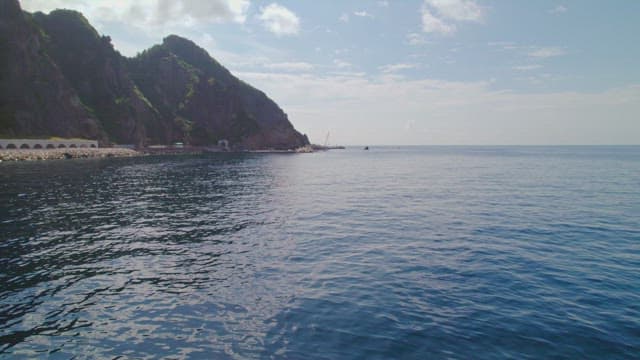 맑은 하늘 아래 해안 절벽과 잔잔한 바다