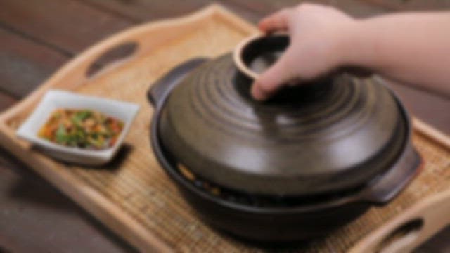 양념장과 뚝배기에 담긴 홍합밥