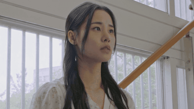 창가에 서 미소짓다 심각해지는 여성