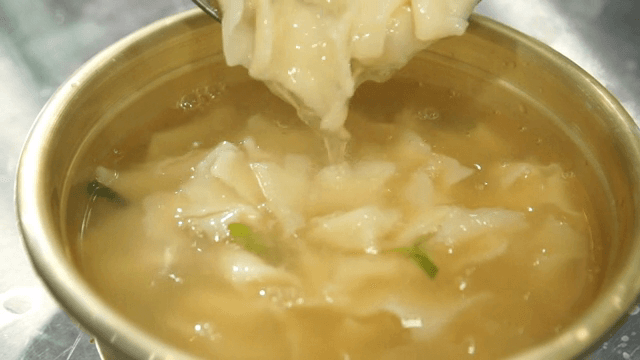 그릇에 옮기는 수제비