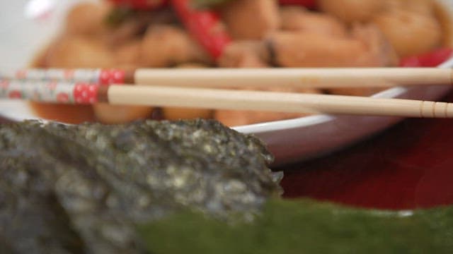 고추가 올라간 메추리알과 고기 장조림이 담긴 접시