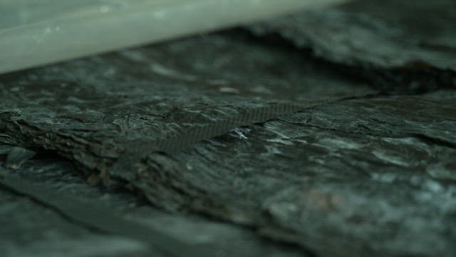 겹겹이 쌓인 건조된 다시마