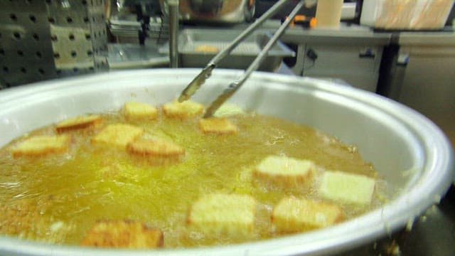 뜨거운 기름에 튀겨지는 식빵 조각