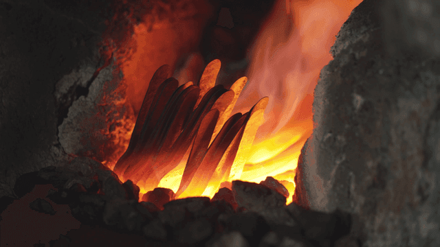 대장간에서 금속이 가열되는 모습