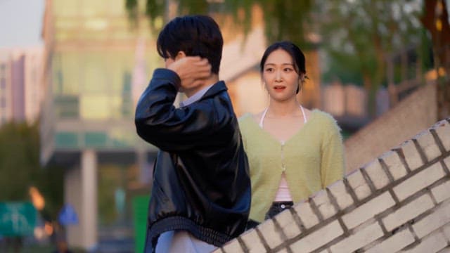 야외에서 다투는 커플