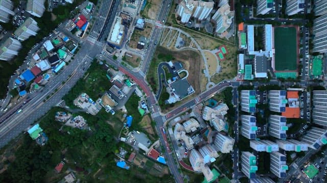 도로와 건물이 있는 도시의 항공 뷰