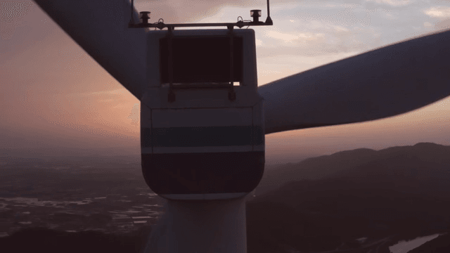 석양이 내려앉은 산악 지역의 풍력 터빈