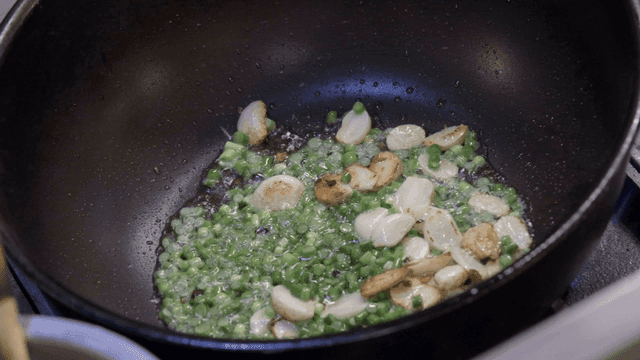 Garlic and beans sautéed in pan