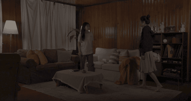 실내에서 따뜻한 포옹을 나누는 두 친구