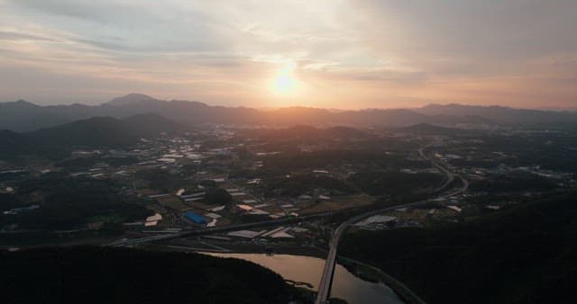 강과 도로가 있는 시골의 일몰 풍경