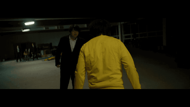 어두운 방에서 싸우는 두 남자