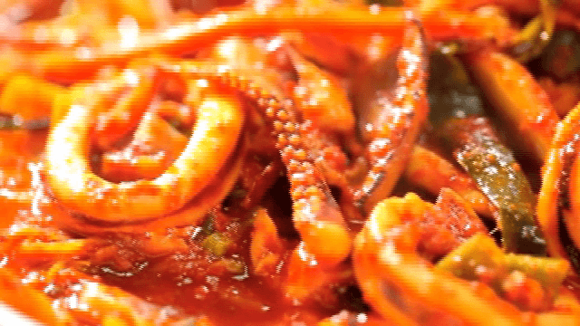 접시에 담긴 매운 오징어 볶음
